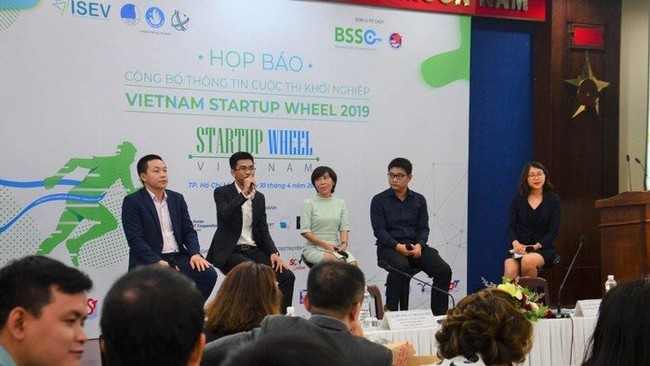 Representatives of prize-winning projects in previous editions speaks at the launching ceremony of the Vietnam Startup Wheel 2019.
