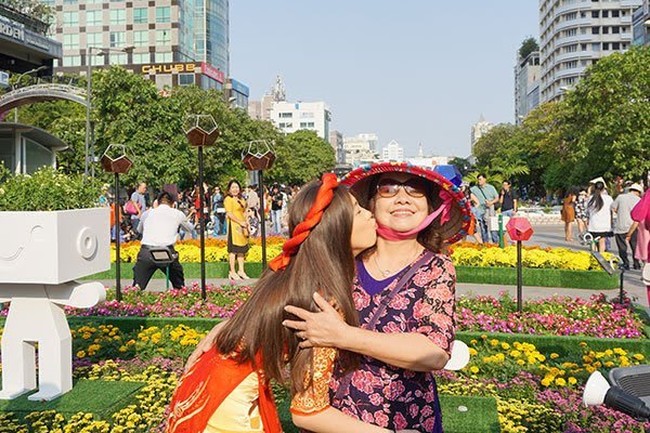 Two revelers pose for a photo on Nguyen Hue flower street in District 1 of HCMC - PHOTOS: DAO LOAN