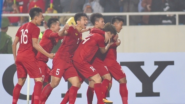 Vietnamese players celebrate after Duc Chinh opens the scoring. (Photo: NDO/Tran Hai)