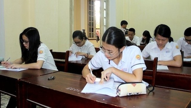 Candidates sit the 2018 national high school graduation exam at the Quoc Hoc - Hue High School for the Gifted in Thua Thien - Hue province in June 2018. (Photo: NDO/Cong Hau)