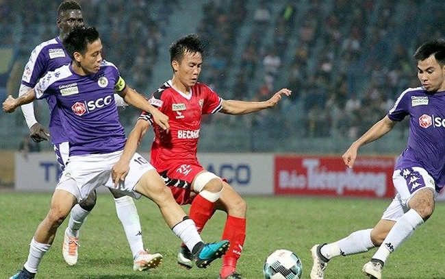 Hanoi FC players in action with a Becamex Binh Duong player during their 2018 National Super Cup match on February 16. (Photo: NDO)