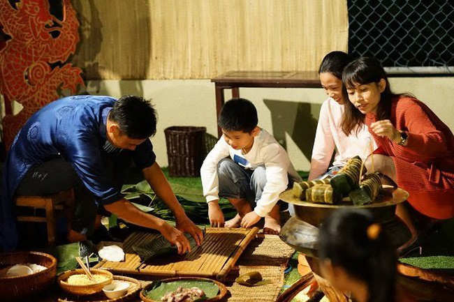 Guests learn how to make banh chung and banh tet at Furama Resort Danang - PHOTO: NHAN TAM