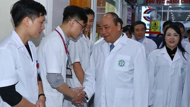 PM Nguyen Xuan Phuc visits Bach Mai General Hospital on the occasion of Vietnamese Doctors' Day. (Photo: VNA)