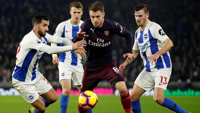 Arsenal's Aaron Ramsey in action with Brighton's Martin Montoya (L) and Pascal Gross (R) - Premier League - Brighton & Hove Albion v Arsenal - The American Express Community Stadium, Brighton, Britain - December 26, 2018. (Photo: Action Images via Reuters)