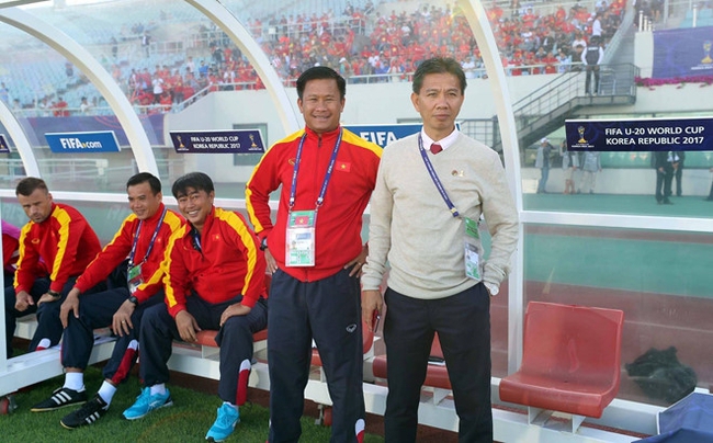 Dinh Hong Vinh (left, standing) used to serve as the assistant coach of Hoang Anh Tuan (right, standing) for the national U19 team that finished fourth in the 2016 AFC U19 Championship and earned a ticket to compete in the U20 FIFA World Cup.