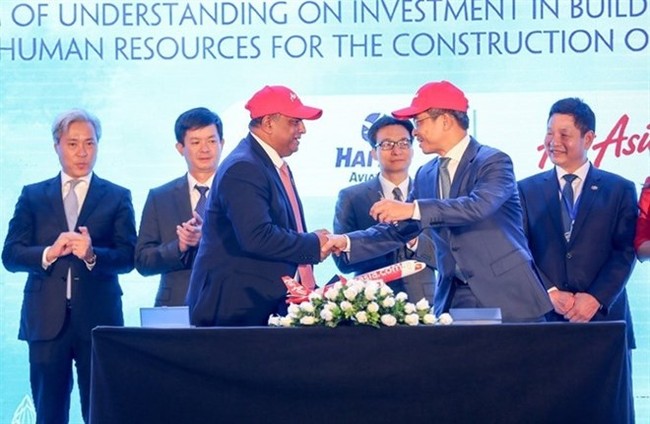 Representatives of AirAsia and Thien Minh Group sign the MoU (Photo: ndh.vn)