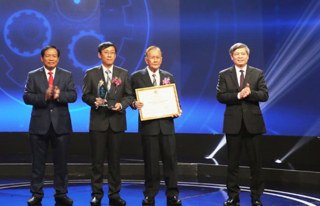 At the awarding ceremony on April 25 (Photo: hanoimoi.com.vn)