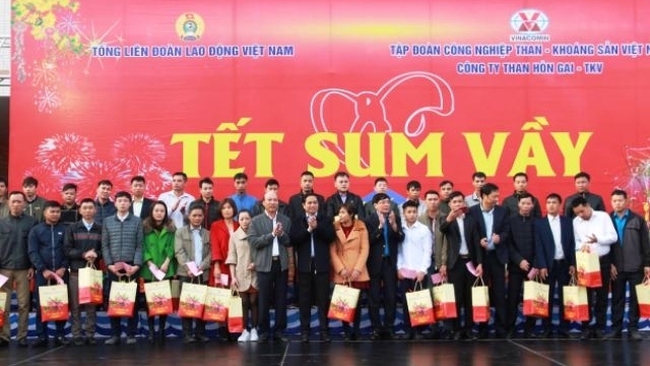 Quang Ninh workers receive Tet gifts before departing for their hometowns to enjoy Tet with their families. (Photo: NDO/Quang Tho)