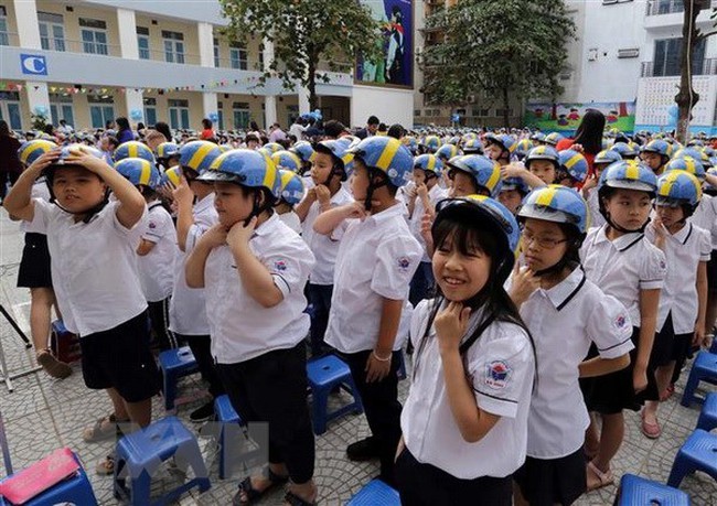 Children in Ba Dinh Primary School wearing helmets (Photo: VNA)