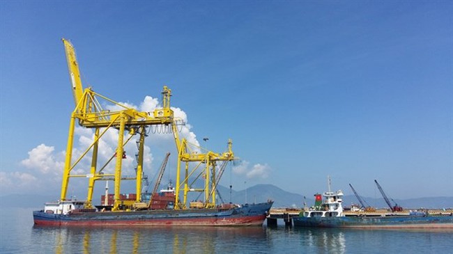 A gantry crane loads cargo at Tien Sa Port in Da Nang. The city has approved a master plan for the development of logistics infrastructure by 2030. (Source: VNA)