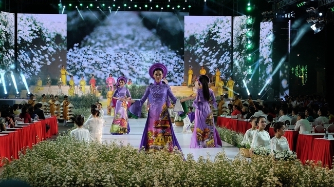 Ao dai on show at festival in Ho Chi Minh City | VTV