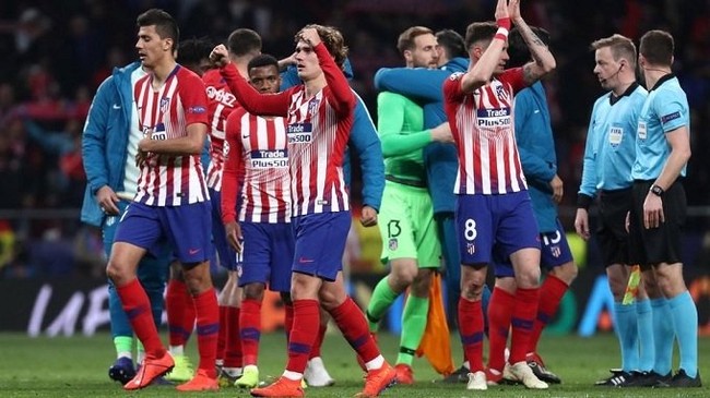 Atletico Madrid's Antoine Griezmann and Saul Niguez and team mates applaud fans after the match. (Reuters)