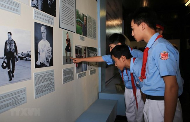 Vietnamese students at the exhibition (Photo: VNA)