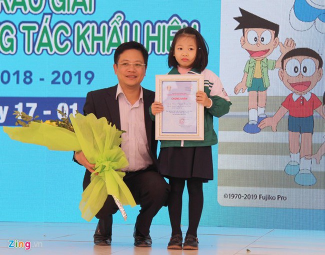 Doan Nguyen Thuy Chi, a first grade pupil from Hanoi has won the special prize of a slogan contest for the “Traffic Safety in Vietnam with Doraemon” 2018-2019 programme (Photo: news.zing.vn)