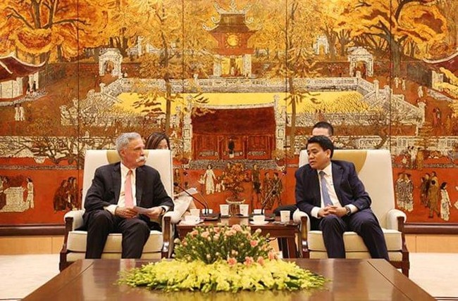 Chairman of the Hanoi People’s Committee Nguyen Duc Chung (R) receives Chase Carey, President and CEO of the Formula One Group (Photo: hanoimoi.com.vn)