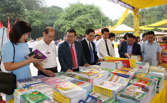 Visitors at the book fair (Source: baophutho.vn)