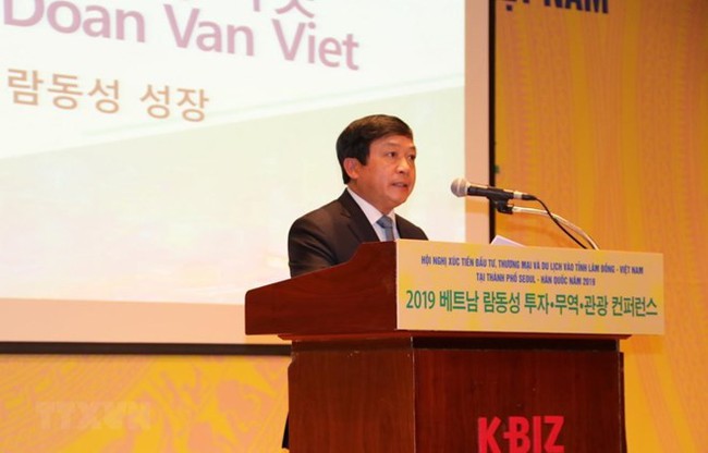 Doan Van Viet, Chairman of the Lam Dong People’s Committee, addresses the conference (Photo: VNA)