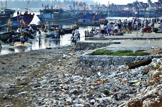 Plastic waste littered on the fishing port of Quynh Phuong in the central province of Nghe An (Photo: VNA)