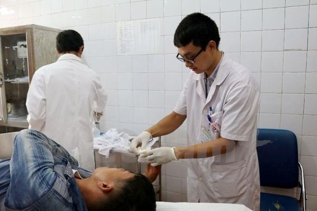 A young doctor works at Bac Giang General Hospital. (Illustrative photo: VNA)