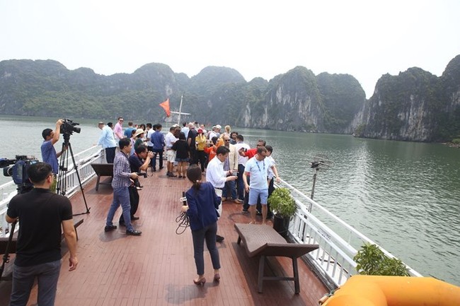 Delegates from OANA members are on a ship to visit Ha Long Bay (Photo: VNA)