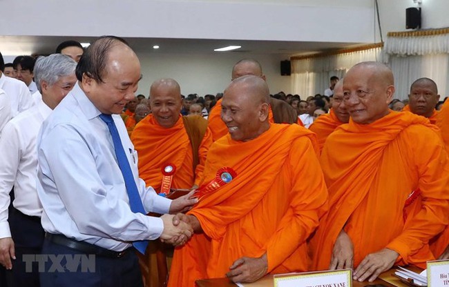 Prime Minister Nguyen Xuan Phuc extends New Year wishes to the Khmer community (Photo: VNA)