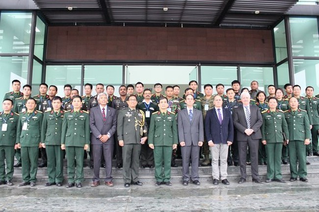 Representatives of the Vietnam Department of Peacekeeping Operations and attendees of the course pose for a group photo. (Source: qdnd.vn)