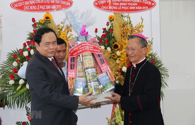 President of the Vietnam Fatherland Front (VFF) Central Committee Tran Thanh Man presents a gift to Bishop Thomas Nguyen Van Tram as part of his visit to the Phan Thiet Diocese (Photo: VNA)