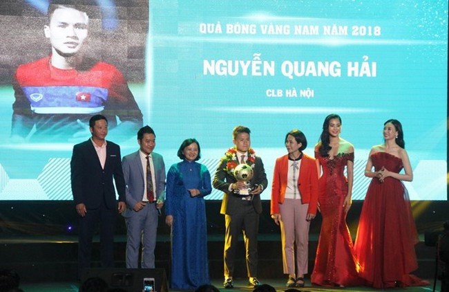 Nguyen Quang Hai receives the 2018 Vietnam Golden Ball award in the men’s football (Photo: VNA)