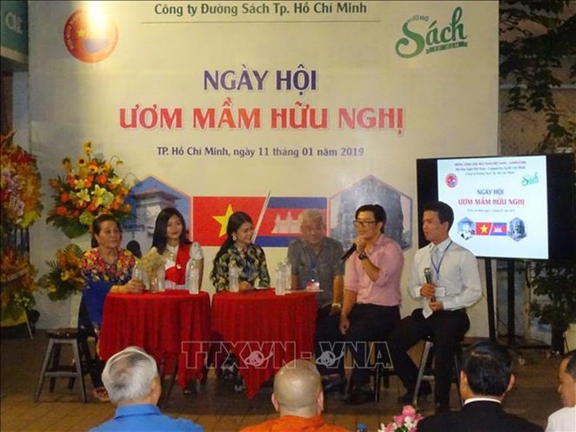 Cambodian students and their sponsors at the event. (Photo: VNA)