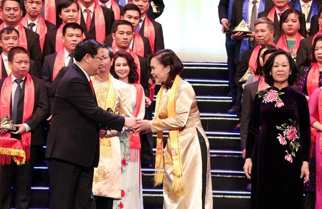 Deputy Prime Minister Vuong Dinh Hue (front, left) presents the Gold Star Award 2018 to a business at the ceremony on December 23 (Photo: VNA)