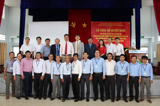 At the ceremony to announce the Ministry of Education and Training's decision on April 16. (Photo: vlute.edu.vn)