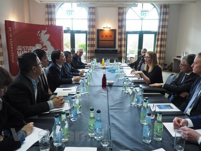 The working session between the Vietnamese delegation (L) aand educational officials of Wales, the UK (Source: VNA)