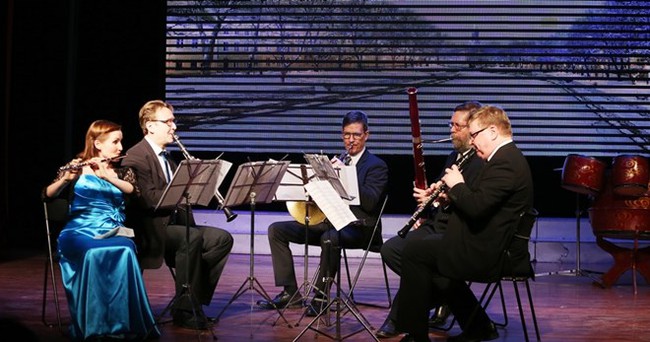 Finnish artists perform at the concert in Hanoi on December 7 (Photo: dangcongsan.vn)