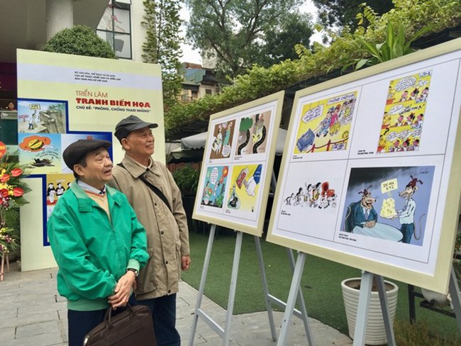 Visitors at the anti-corruption caricature painting exhibition (Source: dangcongsan.vn)