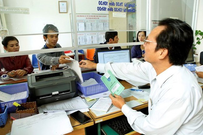 Transaction at a social insurance agency in Pleiku city of Gia Lai (Photo: VNA)