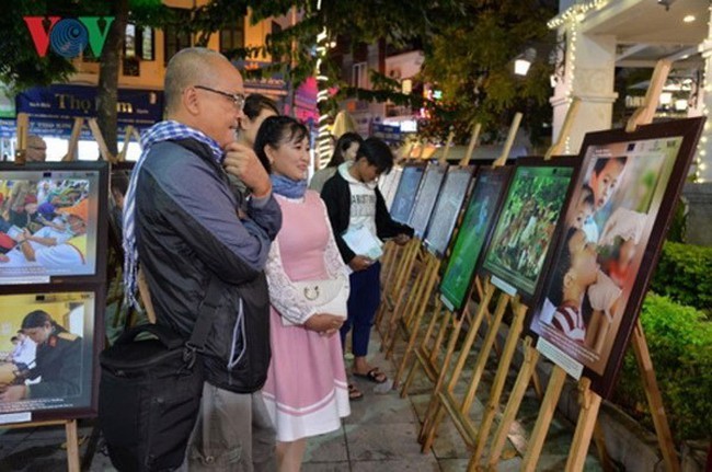 Visitors look at the photos of the contest (Photo: VOV)