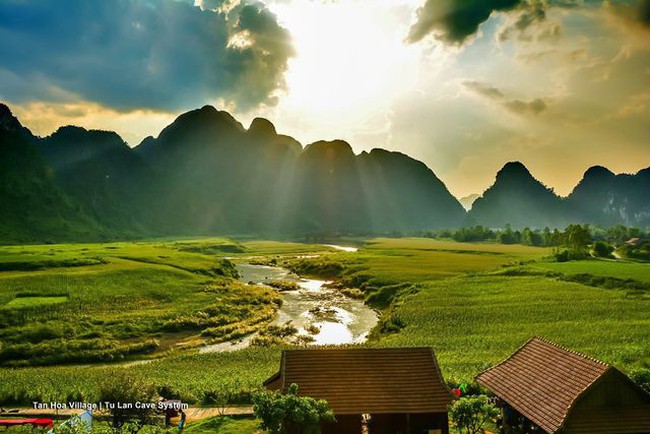 Quảng Bình là một tỉnh thuộc vùng trung bộ, nơi có những cảnh quan tuyệt đẹp, chưa được nhiều du khách biết đến. Hãy khám phá những hang động lớn và hệ thống sông ngầm đặc biệt. Xem hình ảnh và lên kế hoạch cho chuyến du lịch tuyệt vời của bạn đến Quảng Bình.
