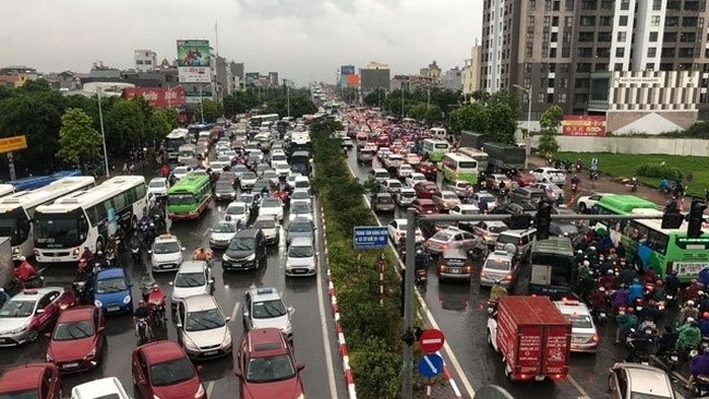 Traffic was gridlocked on several routes in Hanoi during the morning rush hour of September 10. (Photo: NDO/DUONG CHU)