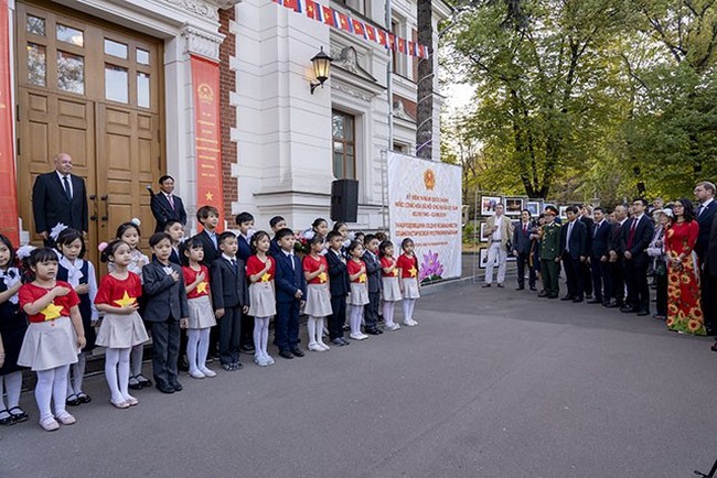 Children and participants sing national songs of Vietnam and Russia at the ceremony.