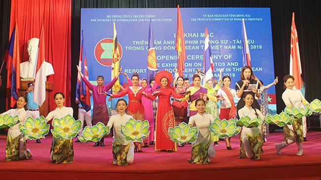 The exhibition will feature over 300 photos and nearly 60 reportage and documentary films on people in the ASEAN Community. (Photo: baodongnai.com.vn)