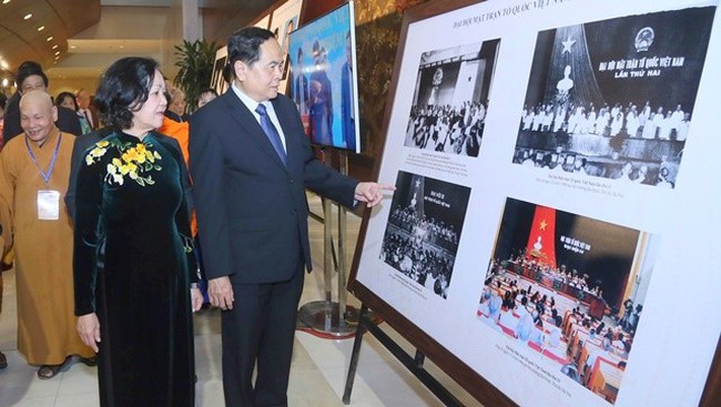 Delegates admiring photos on display at the exhibition (Photo: VGP)