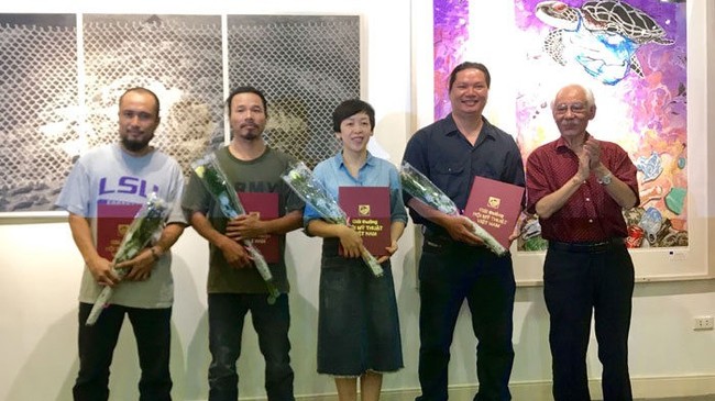 Winners of Fine Arts Association Awards. (Photo: hanoimoi.com.vn)
