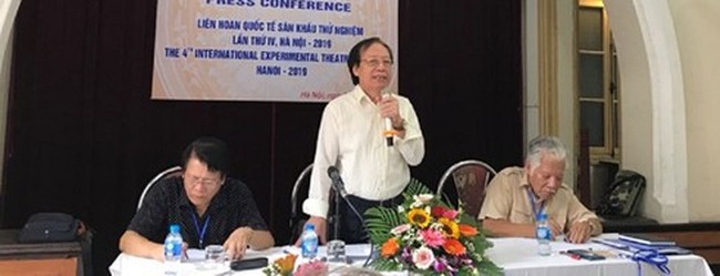 People’s Artist Le Tien Tho, Chairman of the Vietnam Stage Artists Association, speaks at a press conference in Hanoi on September 30.