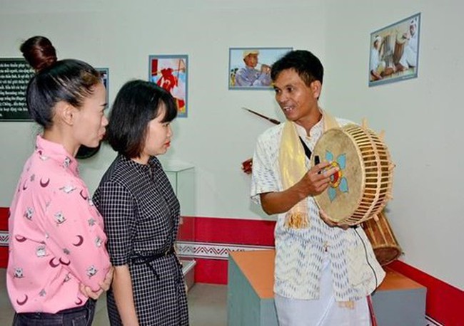 An exhibition themed “Cham culture in Ninh Thuan” is underway at Dak Lak Museum, Buon Me Thuot City, Dak Lak. (Photo: qdnd.vn)