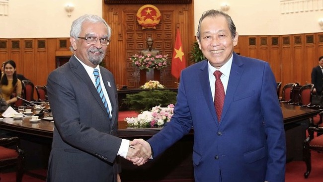 Deputy PM Truong Hoa Binh (right) and UN Resident Coordinator in Vietnam Kamal Malhotra (Photo: VNA)