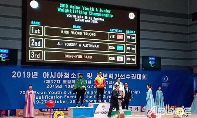 Vuong Truong Khoi on the podium for his gold medal in the men’s youth 89kg clean and jerk category. (Photo: NDO)