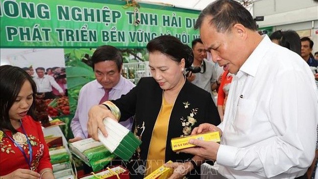 National Assembly Chairwoman Nguyen Thi Kim Ngan visits a booth at the fair (Photo: VNA)