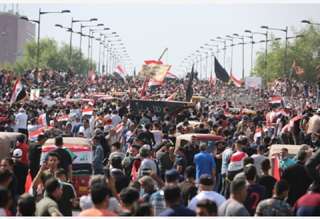 Protesters try to cross al-Jumhouriya bridge to reach the Green Zone in Baghdad, Iraq, on Oct. 25, 2019. (Photo: Xinhua)