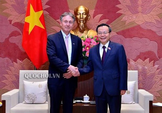 National Assembly (NA) Vice Chairman Phung Quoc Hien (R) and Chairman of the EU – ASEAN Business Council Donald Kanak.