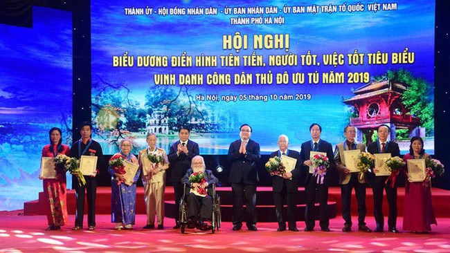 The ceremony to honour ten outstanding citizens of Hanoi (Photo: Ha Noi Moi)